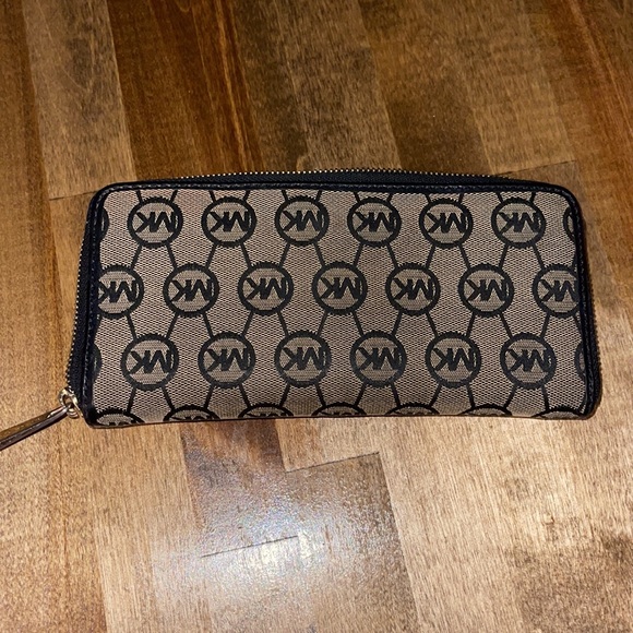 Michael Kors wallet - Picture 4 of 4